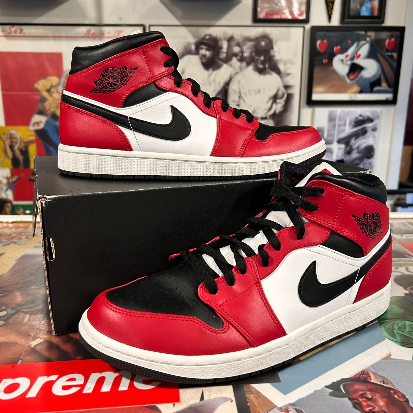 Chicago Jordan 1 mids