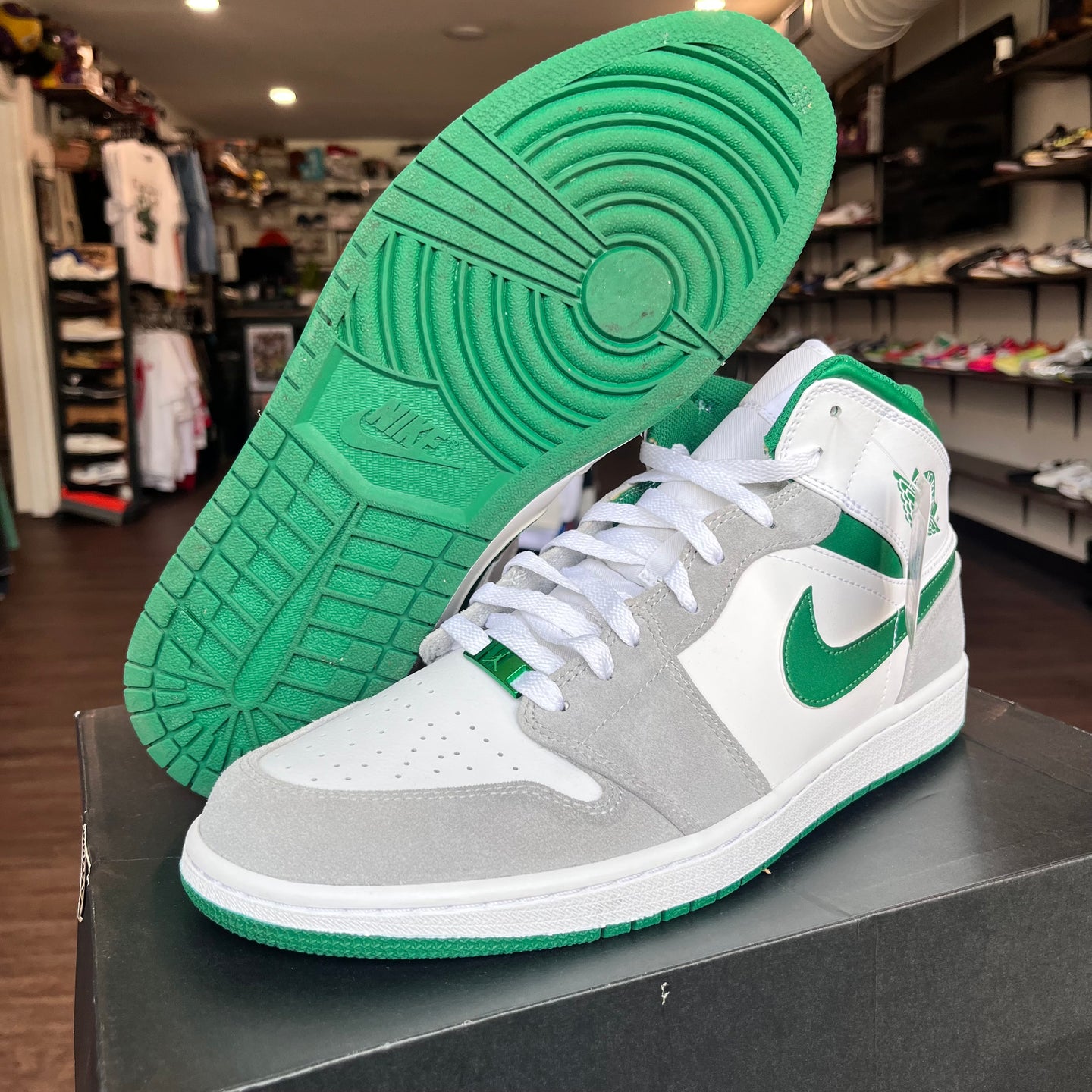 Emerald green Jordan 1 mids