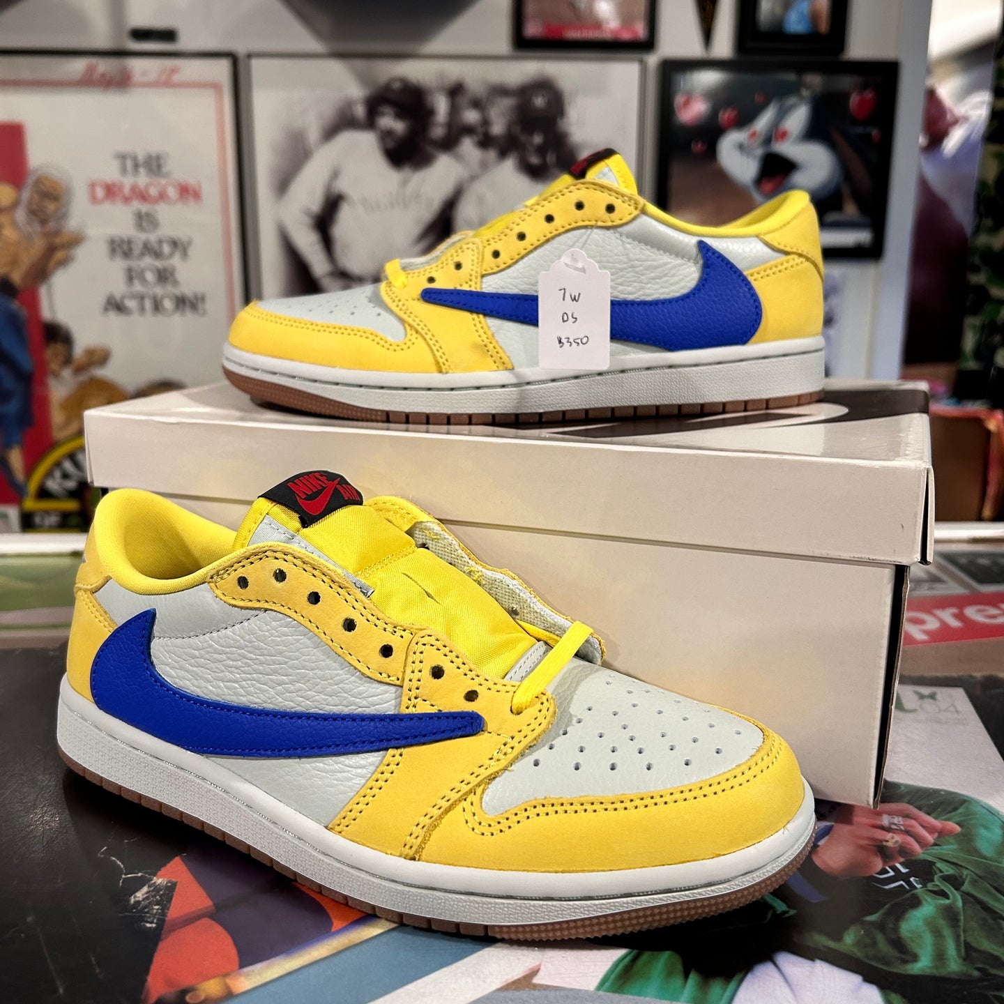 Travis Scott canary yellow ( woman’s )