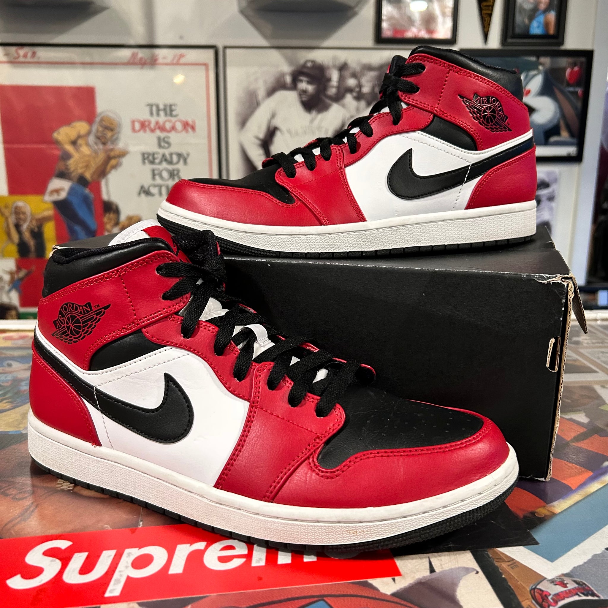 Chicago Jordan 1 mids